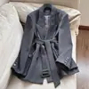 Primavera 2026 Nuevo Estilo Elegante Casual de Lana con Cinturón Adelgazante Chaqueta Blazer para Mujer Venta al por Mayor B1Bw9719