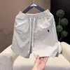 Nuevos Shorts Casuales Simples Bordados de Lujo Ligero de Moda para Hombre con Diseño de Color Sólido y Versátiles Pantalones de Cinco Puntos para Verano