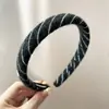 Faixa de Cabeça Larga Listrada Estilo Vintage para Mulheres 2025 Nova Faixa de Cabelo Presilha de Cabelo com Topo Alto Acessório de Cabelo da Moda
