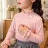 Camiseta Térmica Base para Niña con Cuello Semi Alto, Adorno de Hongo Negro, Dulce y Cómoda, Manga Larga con Lazo y Bordado de Encaje