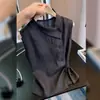 Camisa sem mangas com design estilo francês para mulheres 2026 Verão Gola alta Botão Gravata Moda Versátil Nicho Top A12154