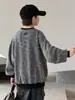 Sudadera de rayas para niño, nuevo modelo primavera y otoño 2026, camiseta básica de otoño para niños, top holgado para niños mayores, venta al por mayor de ropa infantil