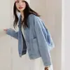 Mismo Estilo que en el Centro Comercial, Nuevo Diseño de Bolsillo Primavera y Otoño 2026 Chaqueta Corta de Mezclilla Versátil para Viajes Diarios para Mujer, Azul Claro