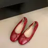 Zapatos planos de color caramelo 2026 nuevos con mariposas que aumentan la altura, rojo claro, mocasines de primavera y otoño, zapatos tipo rollo de huevo para combinar con faldas, zapatos Mary Jane