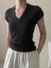 Camiseta Coreana Gris Cuello en V Manga Corta con Pequeña Manga Volante para Mujer Diseño de Verano Tejido de Punto Corta Ajustada Hombro Derecho Top