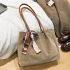 Bolsa de Ombro Textura Fosca Grande Capacidade Lenço de Seda Camurça Nova Coleção Outono/Inverno 2025 Bolsa Tote para Trabalho e Dia a Dia