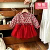 Macacão de bebê em patchwork de malha de morango, vestido vermelho para aniversário de um mês para meninas, com mangas compridas e bordas franzidas