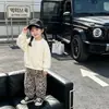 Conjunto de Moletom Primavera e Outono Unissex Infantil Gola Redonda Manga Longa Estampa de Leopardo Calça Esportiva Conjunto de Duas Peças Infantil Conjunto Estiloso para Meninas
