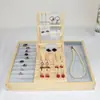 Caja de almacenamiento de joyería de madera maciza bandeja para anillos pendientes estante para pendientes pulseras expositor de joyería accesorios de exhibición de joyería