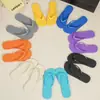 Chanclas coloridas modelo nuevo 2026, portátiles para viajar, antideslizantes, para uso en casa en verano, sandalias de pareja, estilo para hombre