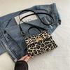 Nova bolsa de ombro elegante com texto em veludo cotelê bolsa de pano 2024 simples casual primavera e verão crossbody portátil pequena bolsa quadrada