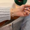 Pulsera de perlas con flor de camelia para mujer, verano, diseño de nicho ins, pulsera de trébol, nueva moda, joyería que combina con todo