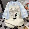 Camiseta Curta com Estampa de Letras Retro Americana e Listras Três Cores para Mulheres, Novo Estilo de Verão Versátil Tamanho Grande para Casal