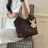 Bolsa retrô de alta qualidade para mulheres, popular no Outono de 2026, estilo coreano, para o trabalho, versátil, bolsa de ombro única, bolsa tote de grande capacidade