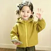 Conjunto de Otoño para Niña 2026 Nueva Moda Chaqueta Abrigo Amarilla con Capucha a Prueba de Viento y Conjunto de Pantalones Jogger para Bebé