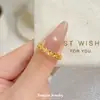 Anel Modelo Novo 2026 Escama de Peixe Brilhante Banhado a Ouro Flor de Trevo de Quatro Folhas, Anel de Ouro Imitado de Luxo Leve de Nicho