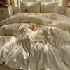 Conjunto de quatro peças estilo colcha de microfibra de leite, com estampa floral pequena, fofo e leitoso, estilo de fada, espessado, quente, com renda, fronha de microfibra de coral, lençol de cama