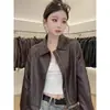 Chaqueta corta de cuero de alta gama con cuello mao, nueva colección otoño 2026 para mujer, corte holgado, efecto adelgazante, versátil y con estilo biker