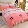 Juego de Cuatro Piezas de Terciopelo de Leche Engrosado para Invierno (4-4.5 kg) Juego de Ropa de Cama de Coral Fleece Otoño/Invierno con Faldón de Cama, Venta Directa de Fábrica, Venta al por Mayor y Dropshipping