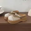 Tamancos Birkenstock-Style Respiráveis com Plataforma e Solado Grosso, Design Fechado na Ponta, Calçado de Verão Feminino para Uso Externo, Sandálias Perfuradas Modelo Novo 2026