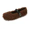 Sapatos felpudos de sola reta da moda para mulheres, projetados para uso ao ar livre, nova coleção outono/inverno 2026, forrados com fleece para aquecimento, sapatos casuais de calçar