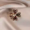 Nova Broche de Guirlanda de Flores com Strass Estilo Coreano, Acessório de Luxo Leve e Elegante para Ternos e Jaquetas, Alfinete Anti-Exposição