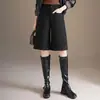 Shorts Modernos de Tecido Escovado com Pernas Largas para Mulheres, Novidade Outono/Inverno 2026 Calças de Cintura Alta Emagrecedoras Comprimento do Joelho, Shorts Relaxados e Confortáveis de Pernas Retas