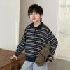 ¡Contiene lana! Suéter para niños, polo unisex elegante con un look preppy, diseño a rayas, colección de otoño, suave y cómodo, cuello medio abierto, suéter de punto