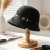 Chapéu feminino quente de outono e inverno, de alta qualidade, com fivela de cinto, chapéu de pescador elegante e luxuoso, que afina o rosto, chapéu de equitação retrô de cor sólida