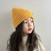 Gorro tejido de lana para otoño e invierno de niños, gorro cálido para bebé de color liso, estilo coreano con flores pequeñas, engrosado para protección contra el frío, adecuado para bebés niños y niñas