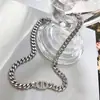 Collar de acero de titanio con cadena gruesa de oro y doble letra D de celebridades de Internet europeas y americanas, cadena corta distintiva de clavícula de hip-hop para mujer, joyería versátil