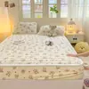 2026 Nuevo Otoño/Invierno Calidez Engrosada Clase A Leche Polar Estampado Acolchado Falda de Cama Juego de Tres Piezas para Hogar Dormitorio Polar