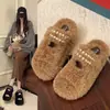 Novos sapatos preguiçosos peludos slip-on de sola grossa 2026 para mulheres, sapatos peludos de bico redondo com pérolas, sapatos de algodão outono e inverno com laço