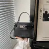 Bolsa Feminina com Design de Fivela Textura de Crocodilo 2026 Nova Pequena de Nicho para o Dia a Dia Ombro Único Versátil Moda Bolsa Transversal