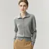 Uma aura inegável! Cardigã de cashmere de gola alta, macio e confortável, com gola de botões e babados, uma peça externa de caimento solto