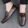 Novos mocassins de couro genuíno, sapatos casuais masculinos de couro para todas as estações, design slip-on, fáceis de calçar, adequados para dirigir, respiráveis, couro macio e sola macia