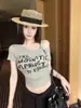 Camisa de Manga Corta Asimétrica de Hombro con Pañuelo de Seda Estampado de Letras para Mujer, Diseño Nuevo de Verano 2026, Top Versátil de Corte Ajustado