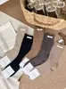 Accesorios de Invierno Estilo Nuevo Calcetines Largos Holgados de Cachemir de Doble Punto para Mujer Calcetines Largos Cálidos de Estilo Coreano Modernos con Etiquetas de Tela para Mujer