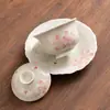 Gaiwan de cerámica pintado a mano con flor de cerezo, cuenco de té de tres piezas, juego de té Kung Fu, cuenco de té de porcelana blanca para uso doméstico con bandeja