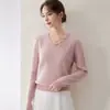 Versátil e estiloso - um suéter feminino de cashmere com gola de renda, um novo design outono/inverno 2026, com decote redondo e perfeito para usar em camadas como peça íntima.