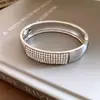 Nova pulseira aberta geométrica cravejada de diamantes, estilo europeu e americano, apresentando um design exagerado e único, oferecendo um toque de luxo discreto e apelo de alta qualidade