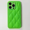 Funda de teléfono móvil tipo plumífero con patrón de 8 palabras adecuada para Apple 15promax iphone14 color sólido 13PRO agujero fino tridimensional