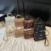 Bolsa Kelly Minimalista de Nicho para Mulheres Verão 2025 Nova Bolsa Quadrada Pequena com Padrão de Crocodilo Bolsa de Mão Fashion Bolsa de Ombro Transversal