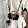 Bolso pequeño de ante para mujer, nuevo diseño 2026, estilo de nicho, bolso de mano tipo empanada, de alta gama y versátil, bolso de hombro o bolso cruzado