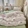 Nuevo juego de ropa de cama de cuatro piezas apto para la piel 2026, funda de edredón, sábana, juego de sábana bajera de tres piezas para estudiante de dormitorio, productos de ropa de cama