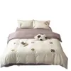 Conjunto de Quatro Peças 100% Algodão de Fibra Longa com Bordado de Gato Estilo Ins para Crianças, Capa de Edredom Roxa, Lençol de Cima, Roupa de Cama