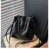 Bolsa de Corrente Simples Estilo Balde para Mulheres, Novo Design de Moda Transfronteiriço, Bolsa de Ombro Transversal de Grande Capacidade Estilo Saco de Lixo, Tendência