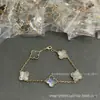 Pulseira de trevo de quatro folhas e cinco flores V dourada versão alta para mulheres, banhada em ouro amarelo 18k, ouro rosé, diamante completo a laser vermelho, azul, roxo, toque de alta qualidade