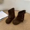 Botas versáteis para mulheres, tamanho pequeno, novo estilo 2026, com design interno que aumenta a altura, fivela de cinto, sola grossa, botas curtas e um design de tecido franzido
