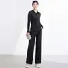 Conjunto feminino de outono com toque de luxo, apresentando uma jaqueta-camisa de manga longa que afina a cintura e calças retas com textura fluida, conjunto de duas peças